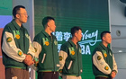 遼寧球迷聚首，楊鳴攜三功臣出席，共議外援，合影留念。