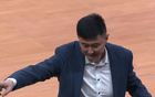 楊鳴怒裁判，莫蘭德安撫，廣東球迷怒。