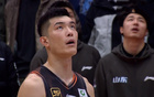 山東男籃勝冤家，卡位戰(zhàn)驚險(xiǎn)雙殺，高詩(shī)巖三分扭轉(zhuǎn)，2外援僅30中8。