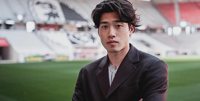 官方：弗賴堡簽約日本邊鋒鈴木唯人，將穿14號(hào)球衣。